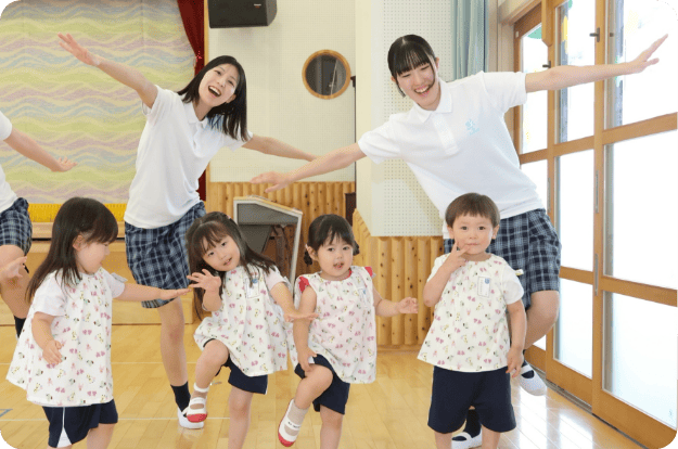 子どもたちが元気に体を動かして遊んでいる様子